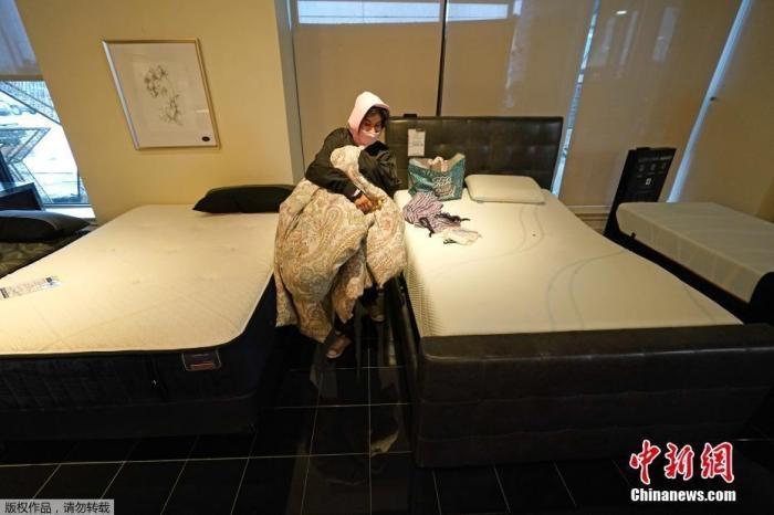 當(dāng)?shù)貢r(shí)間2月17日，美國得州的一家畫廊兼家具店內(nèi)，大批民眾來此避寒取暖，其中不乏一些人帶著被子來過夜。美國近日遭遇極寒天氣侵襲，多地氣溫創(chuàng)近年新低，其中得州災(zāi)情最嚴(yán)重，暴風(fēng)雪導(dǎo)致電網(wǎng)在酷寒中癱瘓，約400萬居民家中長時(shí)間停電。美國國家氣象局表示，得州休斯敦等地的氣溫甚至比靠近北極圈的阿拉斯加還要低。