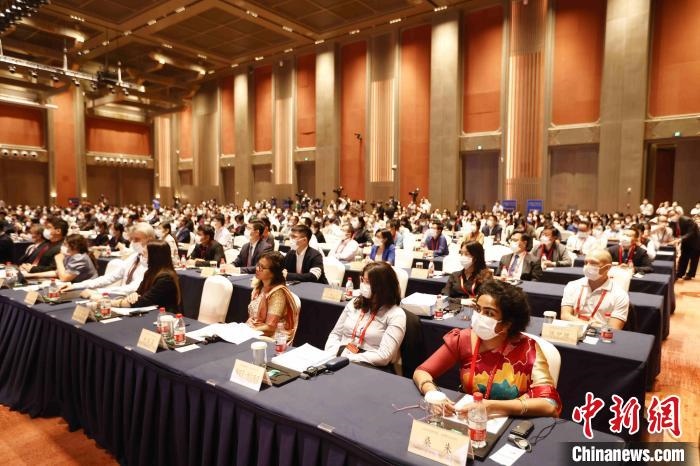 500余名專家學(xué)者、嘉賓代表以線上線下方式參加開幕式?！∈⒓样i 攝