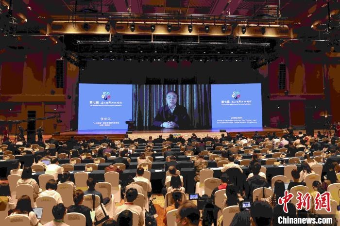 中國工程院院士、“人民英雄”國家榮譽稱號獲得者張伯禮通過視頻發(fā)表主旨演講?！∈⒓样i 攝