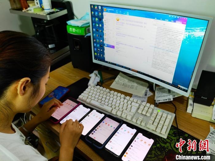 圖為網絡客服為網上“專車座套”客戶答疑釋惑?！巫雍?攝