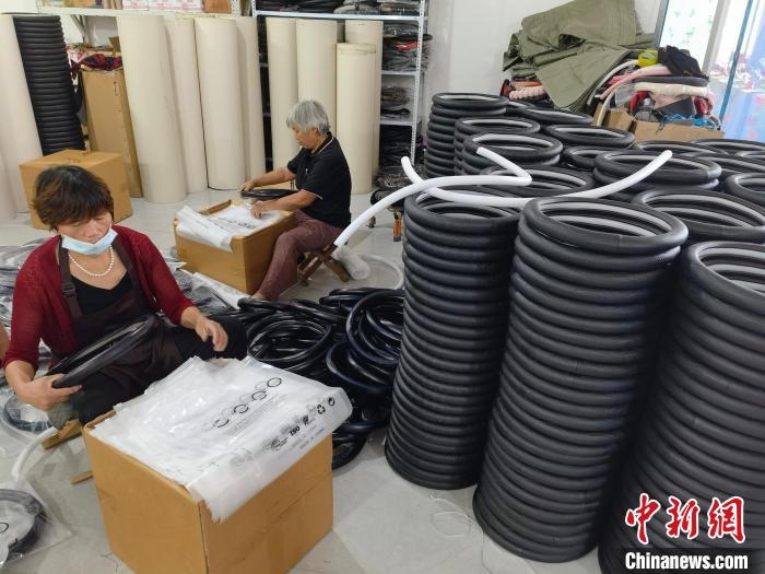圖為村民在汽車飾品企業(yè)生產車間中工作?！巫雍?攝