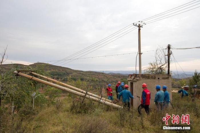 資料圖：10月11日，山西省靈石縣，電力工作人員在搶修電力設(shè)施。<a target='_blank' href='http://www.chinanews.com/'>中新社</a>記者 張?jiān)?攝 　