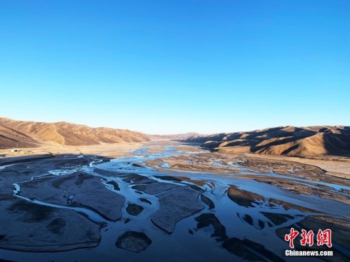 果洛州達(dá)日縣境內(nèi)的黃河。青海省果洛州地處三江源腹地，黃河在果洛境內(nèi)蜿蜒760公里，是“中華水塔”的重要組成部分和國(guó)家重要的生態(tài)安全屏障。<a target='_blank' href='http://www.chinanews.com/'>中新社</a>記者 孫睿 攝