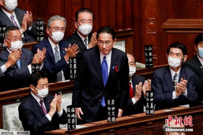 當(dāng)?shù)貢r(shí)間10月4日，日本自民黨總裁岸田文雄經(jīng)過(guò)眾院全體會(huì)議的首相指名選舉成為第100任首相。圖為岸田文雄（中）起身致謝。