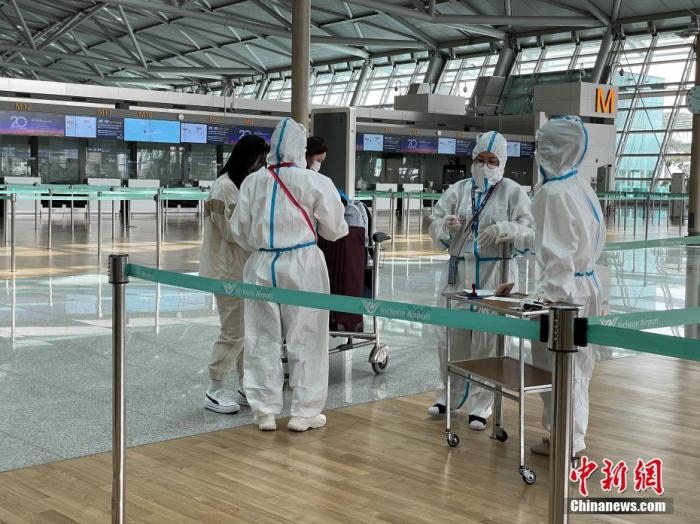 資料圖：韓國仁川國際機(jī)場工作人員嚴(yán)格執(zhí)行防疫措施。<a target='_blank' href='http://www.chinanews.com/'>中新社</a>記者 劉旭 攝　