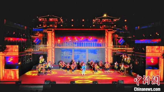 2021昭君文化旅游活動專場晚會現(xiàn)場?！≈苄橇?攝
