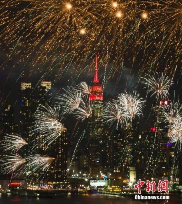 　　2018年，中國駐紐約總領(lǐng)事館前的哈德遜河上空燃放起焰火，慶祝中國狗年春節(jié)。