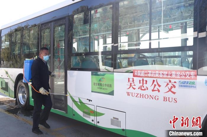 工作人員正在對(duì)公交車(chē)進(jìn)行消殺?！∮诰?攝