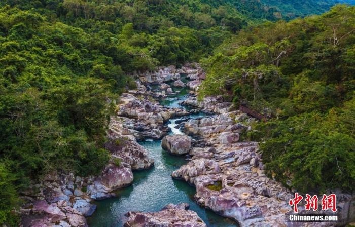 航拍海南呀諾達熱帶雨林景區(qū)，鳥瞰秀美山水、廣袤雨林。<a target='_blank' href='http://www.chinanews.com/'>中新社</a>記者 駱云飛 攝