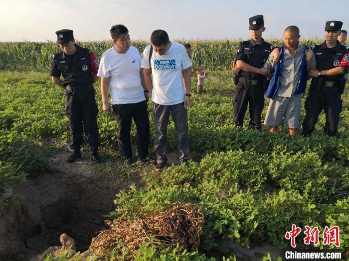資料圖：犯罪嫌疑人辨認(rèn)作案現(xiàn)場?！〖蜗榭h公安局供圖