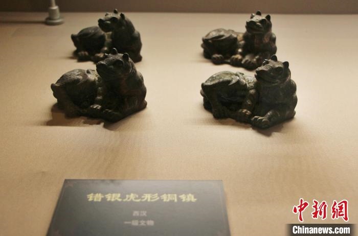 一級文物錯銀虎形銅鎮(zhèn)?！≮w曉 攝