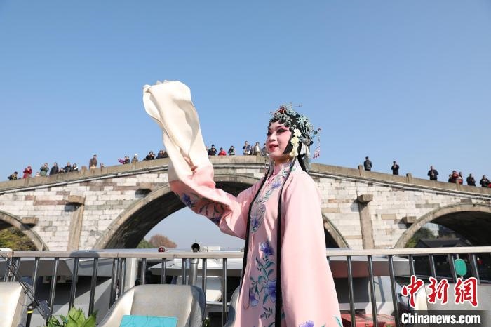 2019京杭對(duì)話的大運(yùn)河京杭雅集活動(dòng)中，浙江昆劇團(tuán)國(guó)家一級(jí)演員楊崑在中國(guó)大運(yùn)河(杭州段)上進(jìn)行表演?！⌒燔?攝 攝