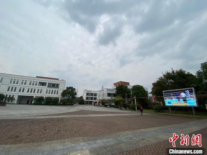寧波市第二少年兒童業(yè)余體育學校?！×植?攝