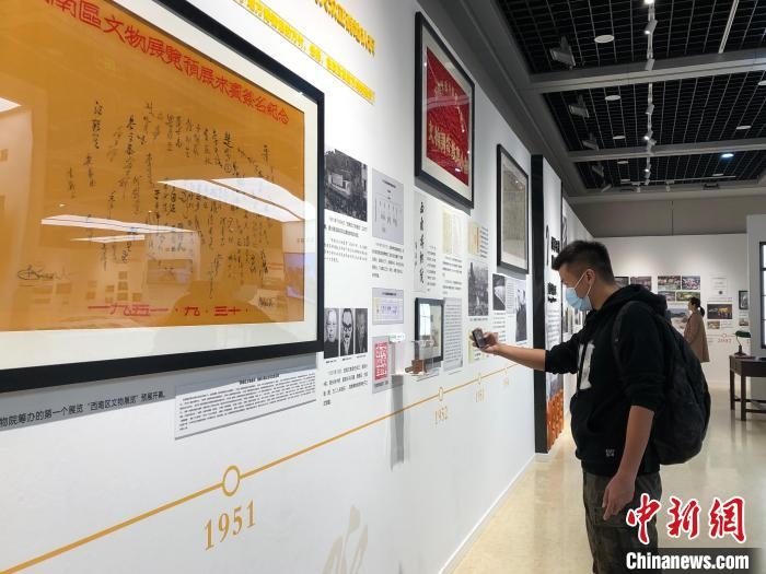 圖為市民參觀特展“我們：和博物館一起走過的日子”?！＄婌?攝