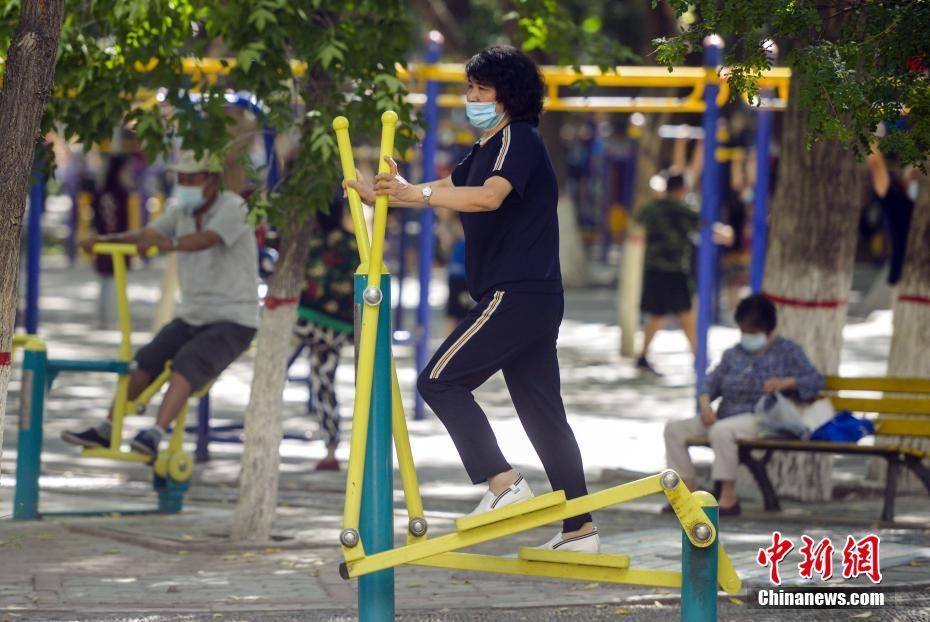市民在體育公園利用公共健身器械鍛煉身體。 <a target='_blank' href='http://www.chinanews.com/'>中新社</a>記者 劉新 攝