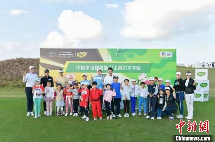 比賽賽間的非凡健康新生活體驗(yàn)活動(dòng)吸引了眾多小球員 劉壯 攝
