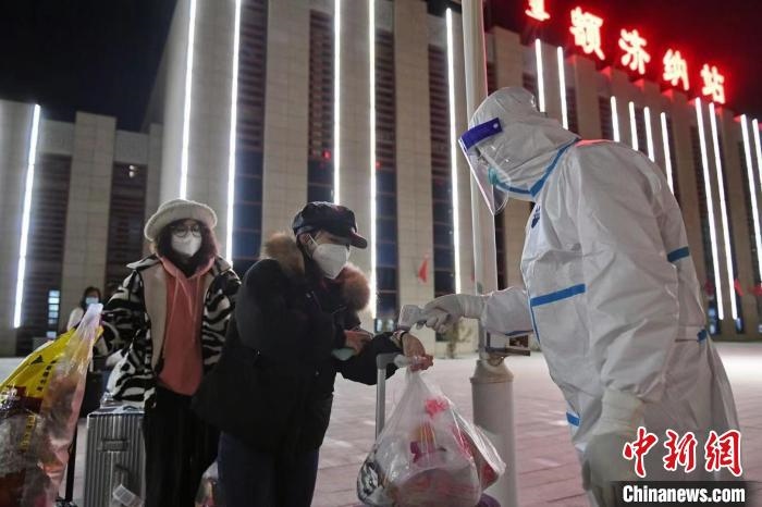 圖為滯留游客被有序轉(zhuǎn)運至低風(fēng)險地區(qū)?！⊥趵?攝