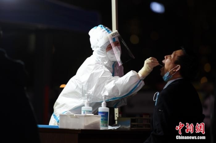 醫(yī)護人員為居民做核酸檢測。 <a target='_blank' href='http://www.chinanews.com/'>中新社</a>記者 何蓬磊 攝