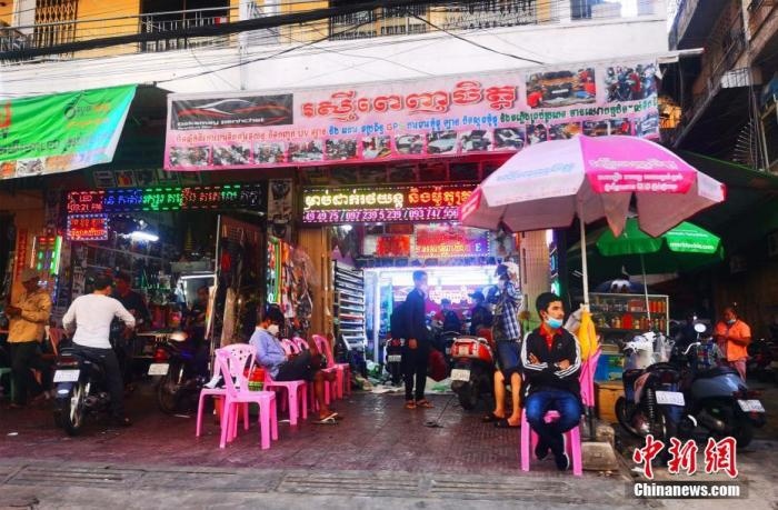 圖為金邊市中心的烏亞西市場，不少店鋪恢復(fù)營業(yè)。 <a target='_blank' href='http://www.chinanews.com/'>中新社</a>記者 歐陽開宇 攝
