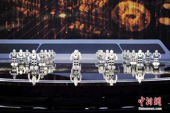 資料圖：2020年11月1日，科幻 科技創(chuàng)新主題論壇在北京舉行。圖為優(yōu)必選機(jī)器人科幻秀。<a target='_blank' href='/'>中新社</a>記者 田雨昊 攝