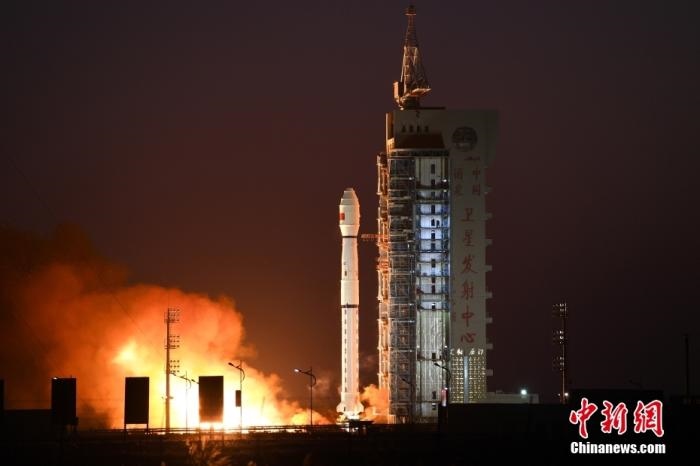 11月23日7時(shí)45分，中國在酒泉衛(wèi)星發(fā)射中心用長(zhǎng)征四號(hào)丙運(yùn)載火箭，成功將高分三號(hào)02星發(fā)射升空。 <a target='_blank' href='/'>中新社</a>發(fā) 汪江波 攝 　