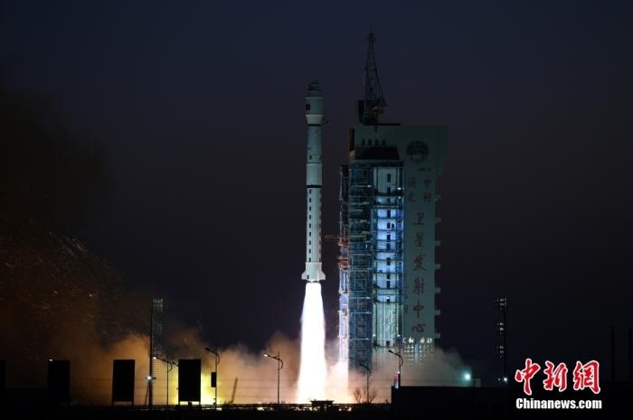 11月23日7時(shí)45分，中國在酒泉衛(wèi)星發(fā)射中心用長(zhǎng)征四號(hào)丙運(yùn)載火箭，成功將高分三號(hào)02星發(fā)射升空。 <a target='_blank' href='/'>中新社</a>發(fā) 汪江波 攝