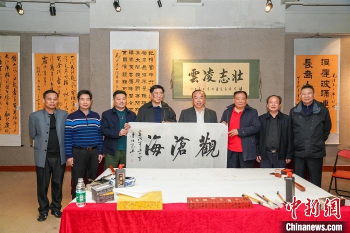 圖為百名將軍書畫展活動(dòng)現(xiàn)場(chǎng)?！∷涡憬?攝 攝