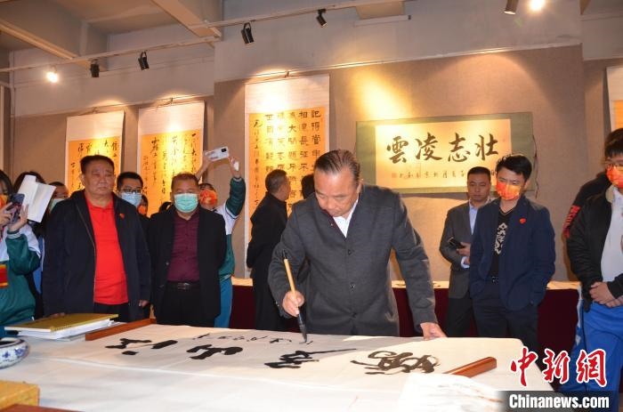 圖為“鐵軍老戰(zhàn)士”、著名書法家、解放軍報(bào)原副總編輯連俊義少將現(xiàn)場(chǎng)揮毫。　顏新陽(yáng) 攝 攝