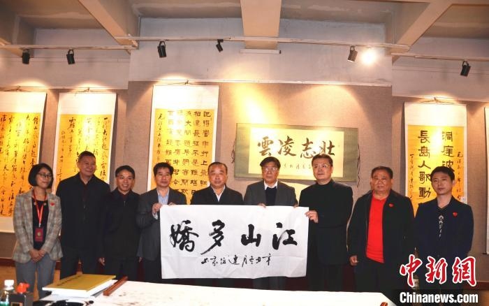 圖為百名將軍書畫展活動(dòng)現(xiàn)場(chǎng)?！☆佇玛?yáng) 攝 攝