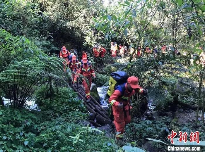 圖為搜救隊員在搜尋失聯人員。普洱市消防救援支隊供圖