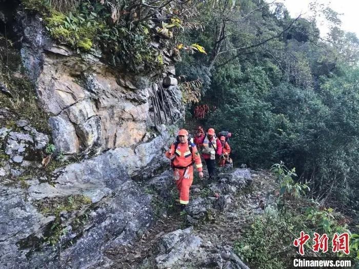 圖為搜救隊員在搜尋失聯人員。普洱市消防救援支隊供圖