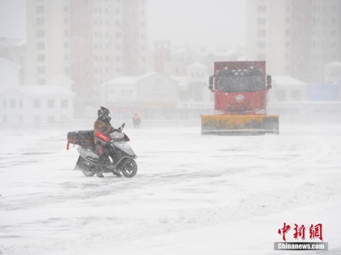 資料圖：市民冒雪出行。 <a target='_blank' href='/'>中新社</a>記者 張瑤 攝
