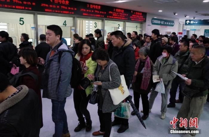 資料圖：民眾在某醫(yī)院門診樓內排隊掛號。 <a target='_blank' href='/'>中新社</a>記者 殷立勤 攝