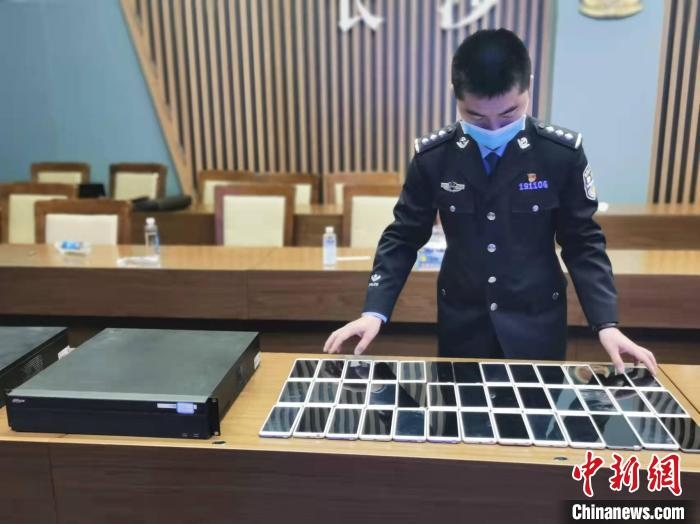 民警展示作案工具?！￠L沙市公安局供圖