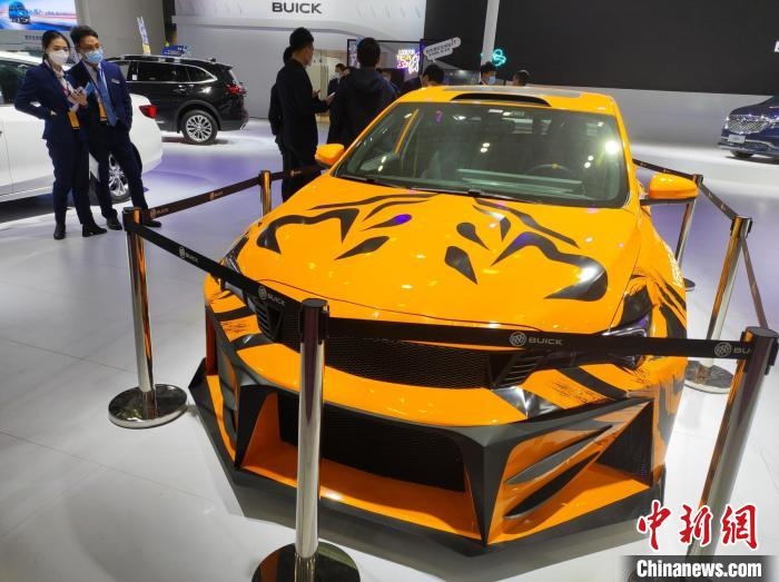 長沙國際車展上展出的汽車?！√菩∏?攝
