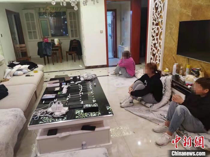 資料圖為果洛藏族自治州公安民警抓獲的犯罪嫌疑人?！‖斍呖h公安局供圖