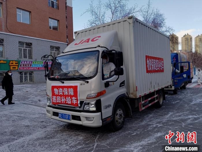 圖為滿洲里物資保障巡回補(bǔ)給車隊(duì)配貨現(xiàn)場(chǎng)?！∏靥饌?攝