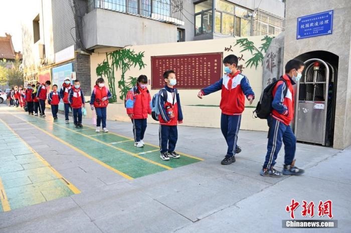 10月，呼和浩特市一所小學(xué)內(nèi)，學(xué)生間隔入校。 <a target='_blank' href='/'>中新社</a>記者 劉文華 攝