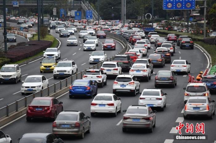 成都市劍南大道的早高峰，車輛排隊入城。張浪 攝