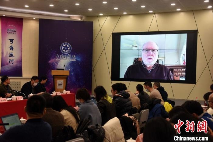 美國(guó)伊利諾伊大學(xué)教授理查德？克魯切爾通過視頻點(diǎn)評(píng)FAST測(cè)量星際磁場(chǎng)最新研究成果。　<a target='_blank' href='/'>中新社</a>記者 孫自法 攝
