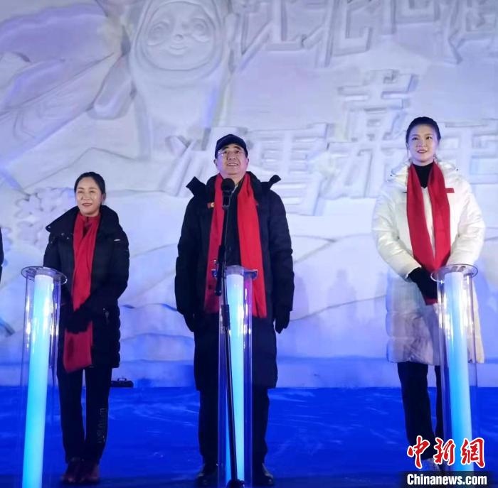 前女排國家隊隊長奧運冠軍惠若琪(右一)，中國女子田徑競走奧運冠軍王麗萍(左一)助陣當(dāng)晚活動?！≮w桂華 攝