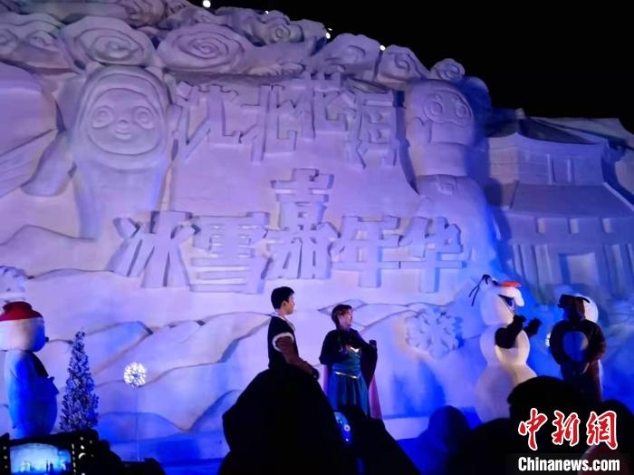 活動現(xiàn)場表演的《冰雪奇緣》很受歡迎?！≮w桂華 攝
