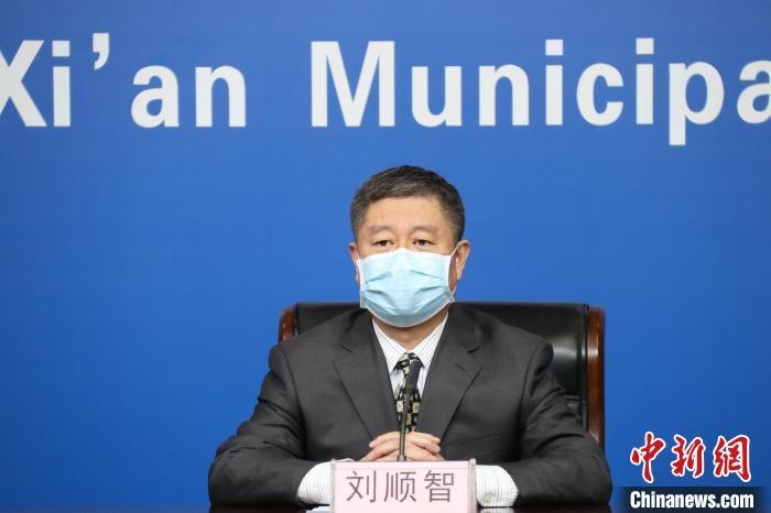 圖為西安市衛(wèi)生健康委主任劉順智6日在新聞發(fā)布會(huì)上?！∥靼彩姓﹫D
