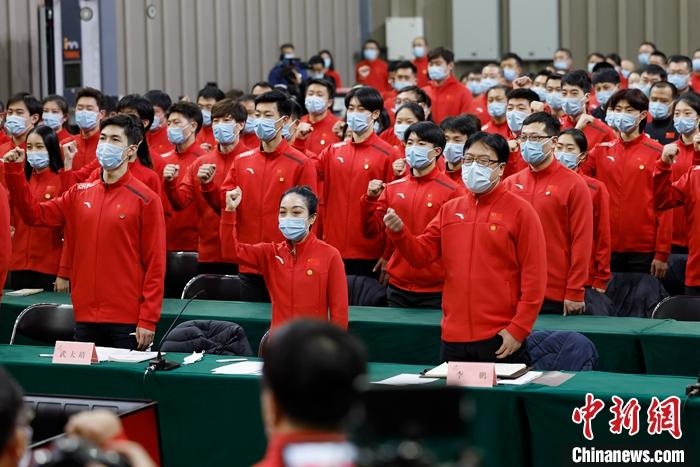 1月5日晚，全力沖刺北京冬奧學(xué)習(xí)座談會(huì)在北京舉行，座談會(huì)后，中國(guó)冰雪國(guó)家集訓(xùn)隊(duì)全體成員起立，齊聲高呼：“中國(guó)冰雪，加油！加油！加油！” <a target='_blank' href='/'>中新社</a>記者 富田 攝

