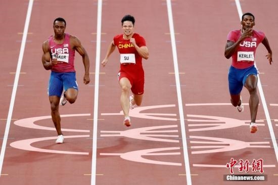資料圖：北京時間8月1日晚，在東京奧運(yùn)會男子百米決賽中，中國選手蘇炳添以9.98秒的成績獲得第六名，作為首位闖進(jìn)奧運(yùn)男子百米決賽的中國人，他再次創(chuàng)造了歷史。圖為蘇炳添在比賽中。<a target='_blank' href='/'>中新社</a>記者 富田 攝