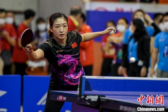 劉詩雯在2021年全國乒乓球“業(yè)余球王”總決賽中與選手互動交流球技?！●樤骑w 攝