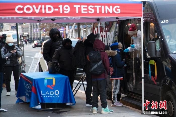 當(dāng)?shù)貢r間1月4日，美國紐約一處新冠病毒檢測站為居民做檢測。<a target='_blank' href='/'>中新社</a>記者 廖攀 攝