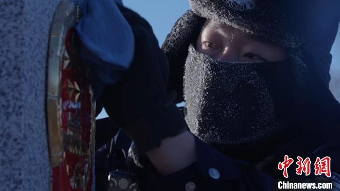 圖為恩和哈達(dá)邊境派出所的9名民警踏雪巡邊。　劉維明 攝