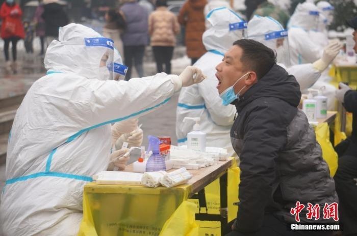 資料圖：圖為鄭州市民接受核酸檢測(cè)。 <a target='_blank' href='/'>中新社</a>記者 韓章云 攝