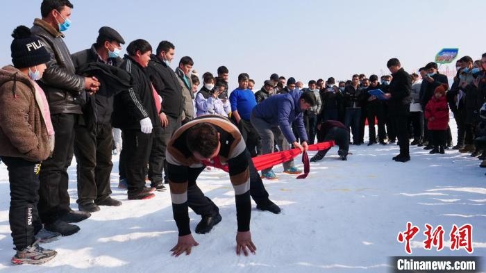 在雪地上舉行的少數(shù)民族傳統(tǒng)體育項(xiàng)目押加。　巴楚縣融媒體中心供圖